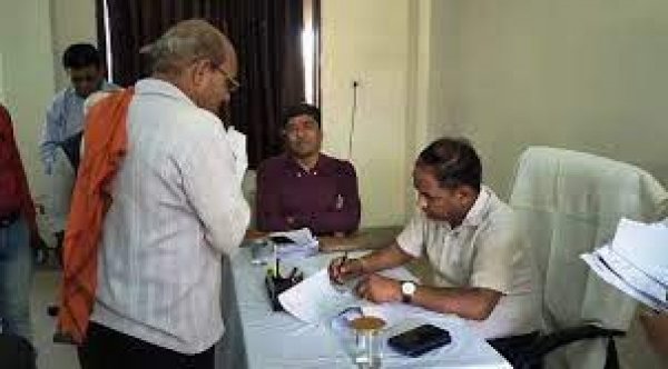 कलेक्टर डॉ सिंह ने जनदर्शन कार्यक्रम में सुनी दूर-दराज से पहुंचे ग्रामीणों की समस्यायें
