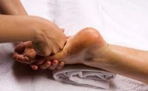 रोज रात में सोने से पहले करें इस तेल से तलवे की मालिश, जोड़ों के दर्द, सूजन और आंख की कमजोरी होगी दूर