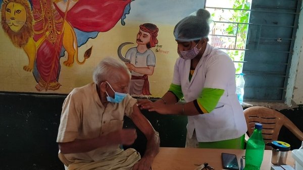 कोविड वैक्सीन लगवाने लोगो में दिखा उत्साह: 92 वर्षीय वृद्ध श्री जनक सिंह और श्री 82 वर्षीय श्री सावंत ने लगवाया कोविड से सुरक्षा का वैक्सीन