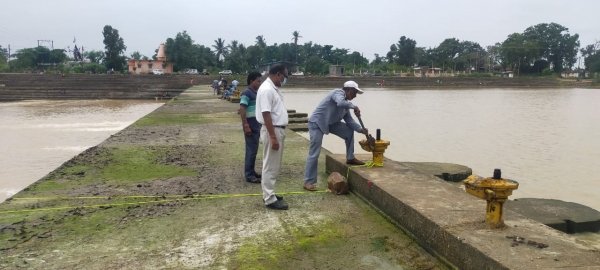 मोहारा नदी में जल भराव हेतु एनीकट का गेट किया बंद, सप्लाई पूर्व प्रतिदिन पानी की जांच