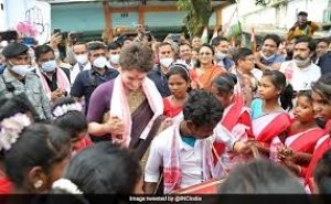 असम की आदिवासी किशोरियों के साथ प्रियंका गांधी वाड्रा ने किया झूमर डांस