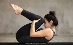 सुबह-सुबह फूल गया है पेट तो इन 3 योगासन से गैस निकाल दीजिए बाहर, तुरंत मिल जाएगा आराम