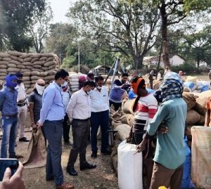 धान खरीदी केंद्र में कानून व्यवस्था का जायजा लेने भ्रमण किया आईजी और एसपी ने