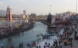 हरिद्वार कुंभ  शाही स्नान से पहले साधुओं ने दिखाए भस्म स्नान के करतब