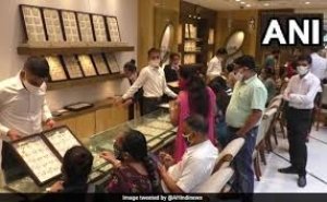 सोना हुआ सस्ता, खरीददारी के लिए दुकानों पर नजर आ रही है भीड़, जानें आज का भाव