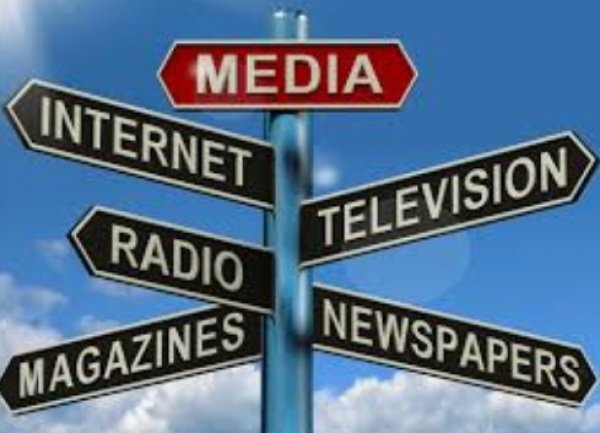 नैतिकता बेच कर चाटुकारिता पर उतरती मीडिया ...