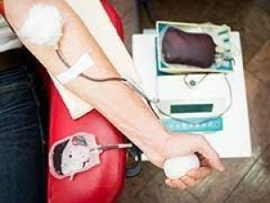 कोरोना केसों में उछाल के बीच ब्&zwj;लड की कमी की समस्&zwj;या से भी जूझ रहा मुंबई, परेशान हो रहे मरीजों के परिजन..