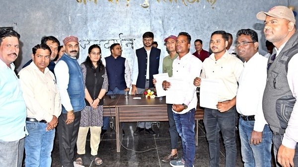 कलेक्टर ने आमजनों की सुनी समस्याएं, गंभीरतापूर्वक निराकरण के दिए निर्देश