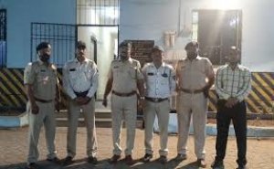 ऑटो में सोने के गहनों से भरा बैग भूल गया था परिवार, ट्रैफिक पुलिसकर्मी ने ऐसे ढूंढ निकाला