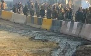 नुकीली कीलें और कंटीले तार..किसानों को 'रोकने' के लिए पुलिस कर रही सारे जतन, 'अन्&zwj;नदाता' बोले-हम डरने वाले नहीं..10 बातें