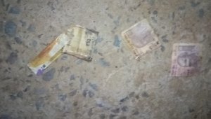 गली में बिखरे पड़े नोट, लोगो मे दहशत