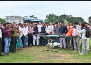 धमतरी बना प्रदेश का पहला जिला, अब PACS से किसानों को मिलेगी ड्रोन सेवा; मंत्री केदार कश्यप ने उड़ाया ड्रोन