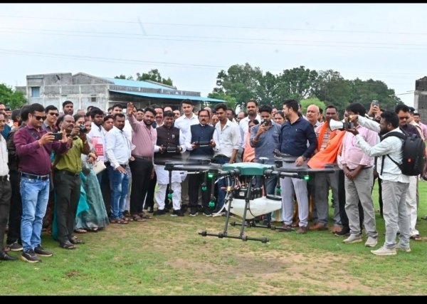 धमतरी बना प्रदेश का पहला जिला, अब PACS से किसानों को मिलेगी ड्रोन सेवा; मंत्री केदार कश्यप ने उड़ाया ड्रोन