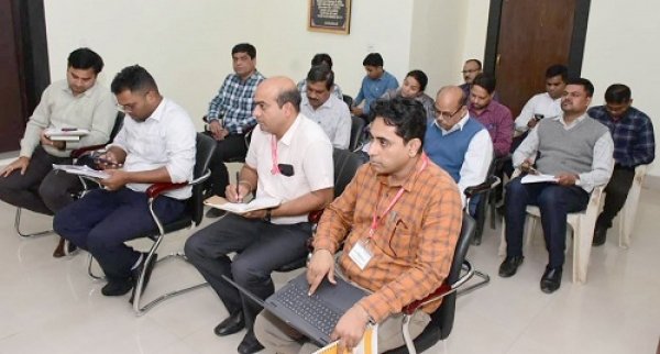 जिले में शत प्रतिशत आधार कार्ड बनाएं - कलेक्टर