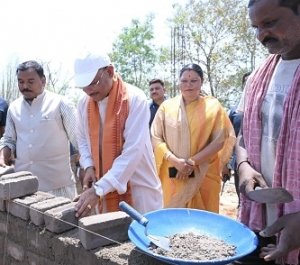 &ldquo;कच्ची झोपड़ी से पक्के घर तक: भैंसामुड़ा में सीएम साय का श्रमदान, जनसेवा का जीवंत संदेश&rdquo;