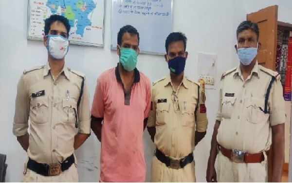 फेसबुक के जरिये महिला से दोस्ती कर पैसों की मांग करने वाला आरोपी लखनऊ से गिरफ्तार