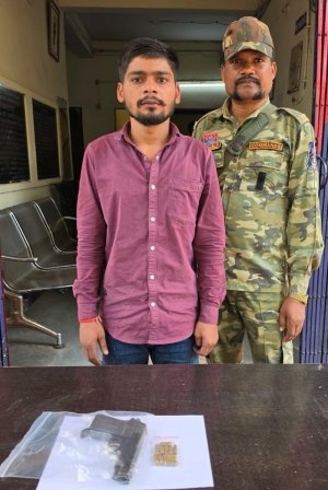 हथियार के साथ युवक गिरफ्तार - धमतरी पुलिस की बड़ी कार्यवाही, पिस्टल व जिंदा कारतूस जब्त