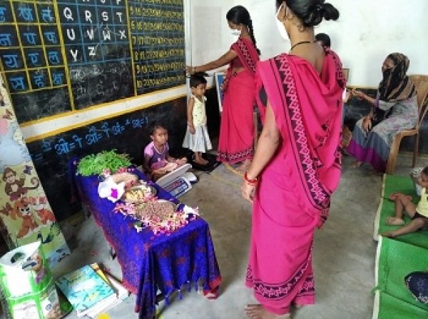 आंगनबाड़ी केंद्रों को रंगोली, गुब्बारों और फुलों से सजाकर दिया सुपोषण का संदेश