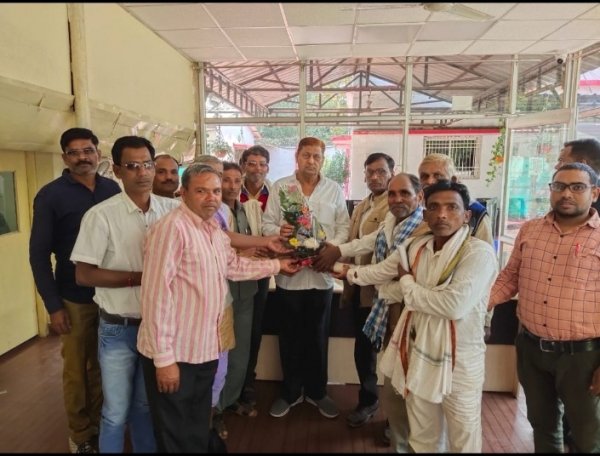 कान्हाभैरा में नवीन धान खरीदी केन्द्र खोलने राज्य सरकार के फैसले पर केबिनेट मंत्री से मिलकर ग्रामीणों ने जताया आभार