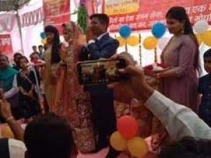 किसान आंदोलन के बीच  दूल्हा-दुल्हन ने धरनास्थल पर ही रचाई शादी और सारे तोहफे दान कर दिए