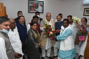 मुख्यमंत्री  के नेतृत्व में राज्य शासन के तीन वर्ष पूर्ण होने पर मंत्रियों, संदीय सचिव और विधायकगणों ने पुष्प गुच्छ भेंट कर दी बधाई