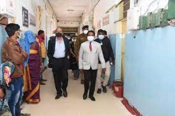 जिला अस्पताल में व्यवस्थाओं का लिया जायजा