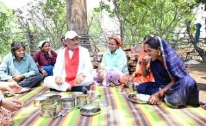 श्रमिकों संग जमीन पर बैठकर भोजन, सीएम साय ने ली योजनाओं की जमीनी जानकारी; पेयजल योजना शीघ्र शुरू करने के निर्देश