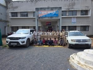 बस्तर पुलिस की बड़ी सफलता &mdash; तीन लग्जरी कारों में भरी अवैध शराब जब्त, सात आरोपी गिरफ्तार