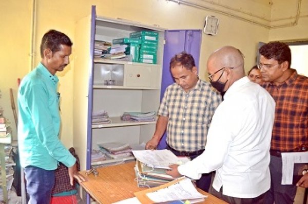 कलेक्टर ने किया अनुविभागीय कार्यालय लोरमी, तहसील कार्यालय लोरमी और नवीन तहसील कार्यालय लालपुर का औचक निरीक्षण