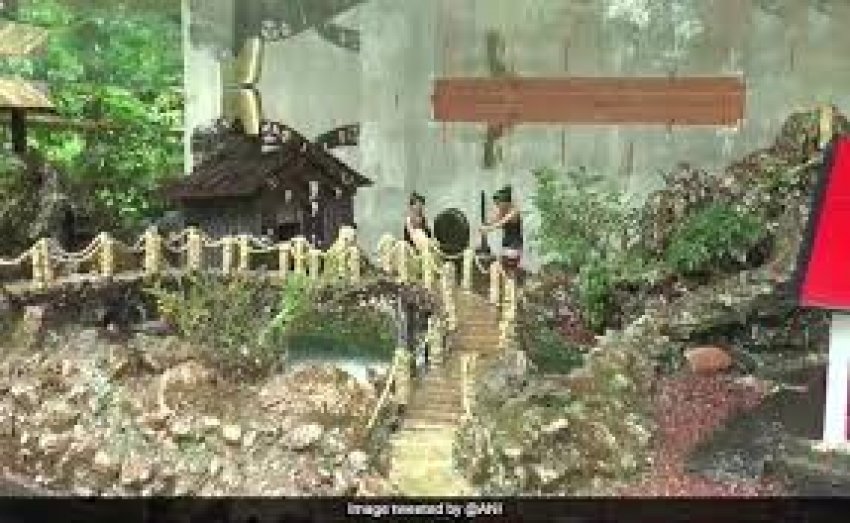इस शख्स ने डाइनिंग टेबल को दिया अपनी कल्पना का रूप, झोपड़ी, तालाब, झरने, पुल से सजाया...