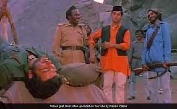 18 एक्टर और हिट राइटर जोड़ी से बनी इस फिल्म में किरदारों के लिए हुई थी जबरदस्त उथल-पुथल, किसी को पसंद था विलेन तो कोई था हीरो का दीवाना