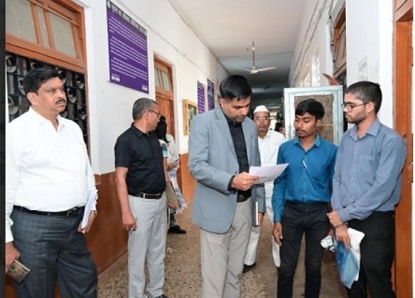 कलेक्टर जितेन्द्र यादव ने किया कलेक्टोरेट कार्यालयों का औचक निरीक्षण