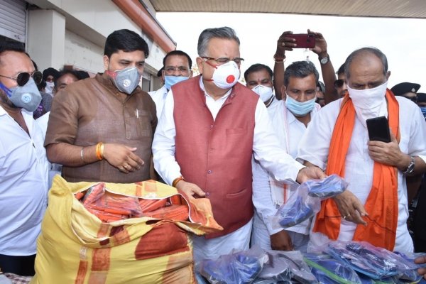 भिलाई के भाजयुमों नेता अतुल पर्वत बाघ नदी पहुंच प्रवासी मजदूरों को बांटे एक हजार  चप्पल और गमछा