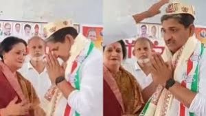 जब कार्यकर्ता ने कांग्रेस सांसद को पहना दी बीजेपी की टोपी, देखिए नेताजी का क्या रहा रिएक्शन