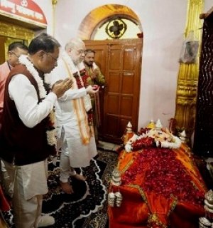 केंद्रीय गृह मंत्री श्री अमित शाह और मुख्यमंत्री श्री विष्णुदेव साय ने मां दंतेश्वरी की पूजा-अर्चना कर देश-प्रदेश की सुख-शांति, समृद्धि और खुशहाली का मांगा आशीर्वाद