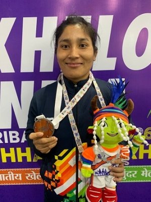 कुश्ती सीखने के लिए स्विमिंग पूल में जॉब करने वाली देबी डायमारी की मेहनत लाई रंग, खेलो इंडिया ट्राइबल गेम्स में जीता रजत