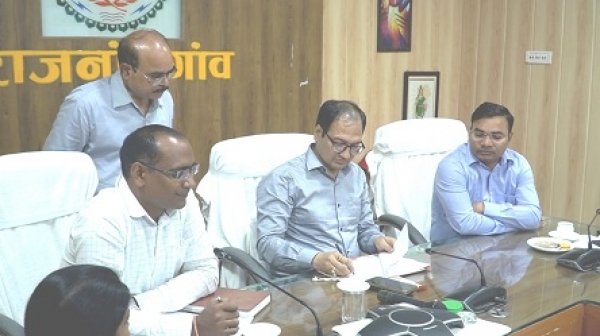 कलेक्टर की उपस्थिति में देशी, विदेशी, कम्पोजिट मदिरा की फुटकर दुकानों के व्यवस्थापन के लिए निविदा खोले जाने की प्रक्रिया प्रारंभ