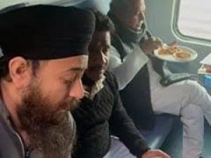 किसानों से 10वें दौर की वार्ता से पहले ट्रेन में सिख समुदाय के लोगों के साथ लंच करते दिखे कृषि मंत्री नरेंद्र तोमर