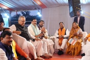 &ldquo;भिलाई में उमड़ा श्रद्धा का सैलाब: दिव्य दरबार में फरियादियों की भीड़, हनुमंत कथा में नेताओं का जमावड़ा&rdquo;