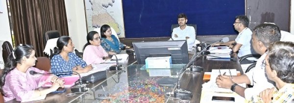 स्वास्थ्य सुविधाओं को बेहतर बनाने सभी आवश्यक व्यवस्था सुनिश्चित करें - कलेक्टर