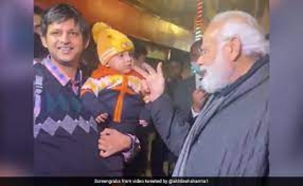 'रात को सोते नहीं?', काशी में आधी रात बीच सड़क PM मोदी ने प्यार कर दूधमुंहे बच्चे से पूछा