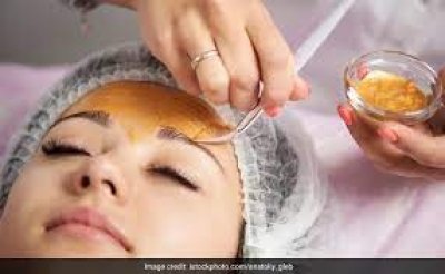 करवाचौथ पर इस तरह कर लीजिए गोल्ड फेशियल, सोने सा सुनहरा निखार दिखने लगेगा चेहरे पर