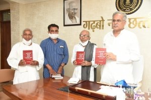मुख्यमंत्री ने&nbsp; किये&nbsp; छत्तीसगढ़ी हिन्दी अँग्रेजी बातचीत कोष&nbsp; का विमोचन !