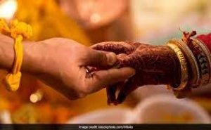 NRI लोगों के भारतीय महिलाओं से शादी कर धोखा देने से जुड़ी याचिकाओं पर सुनवाई करेगा SC