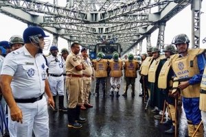 मुख्&zwj;यमंत्री ममता बनर्जी के इस्तीफे की मांग को लेकर कोलकाता में छात्र संगठनों का नबन्&zwj;ना अभियान रैली शुरू