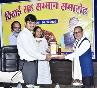 जिला कलेक्टोरेट में चार अधिकारियों को सेवानिवृत्त होने पर दी गई विदाई