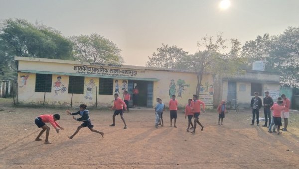 बाघामुडा स्कूल के प्रधान पाठक की मानमानी सुबह 12 आकर  3 बजे स्कूल का छुट्टीकर चले जाते है घर । बच्चों के भविष्य अंधकार में जिम्मेदार कौन ।