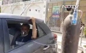 गाजियाबाद में बेड न मिलने से सड़क पर ऑक्सीजन ले रहे कोरोना मरीज, गुरुद्वारे पर जुटी भीड़