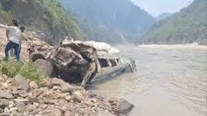 उत्तराखंड में बड़ा सड़क हादसा, पहाड़ से नीचे गिरी कार, 4 की मौत