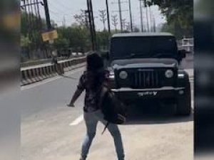 नोएडा के 'रईसजादे' की करतूत वायरल  एमिटी यूनिवर्सिटी के पास लड़कियों को रोज करता है परेशान